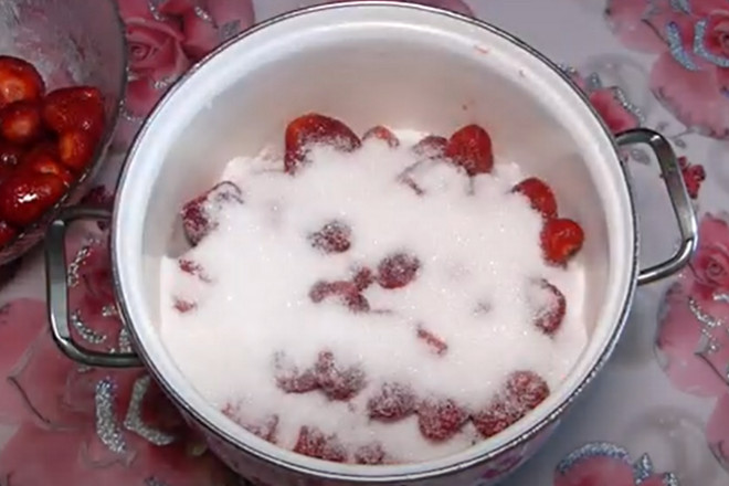 Посыпьте их сахаром.