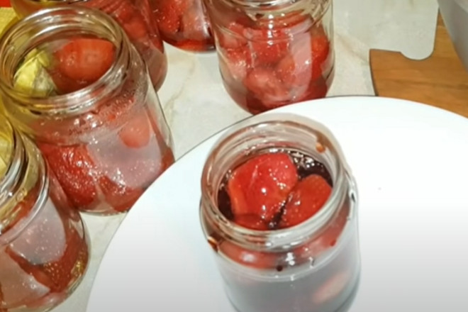 Полейте их сиропом.