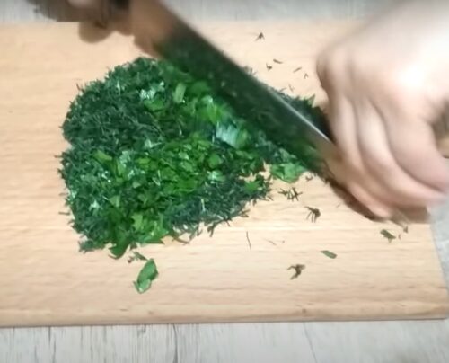 Нарезать травы