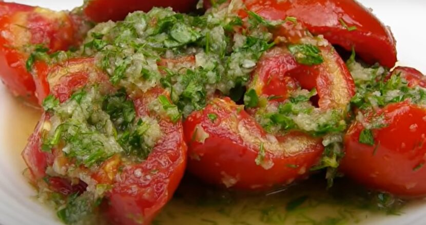 Помидоры по-корейски с петрушкой и укропом в банке