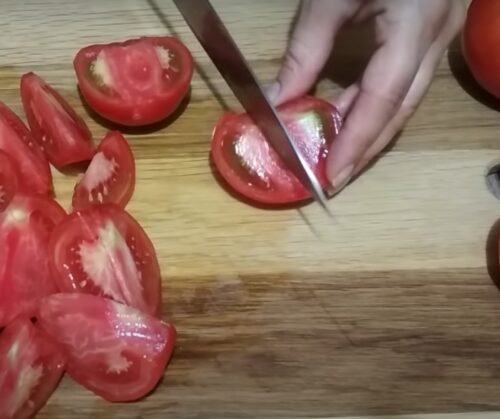 Нарежьте помидоры дольками.