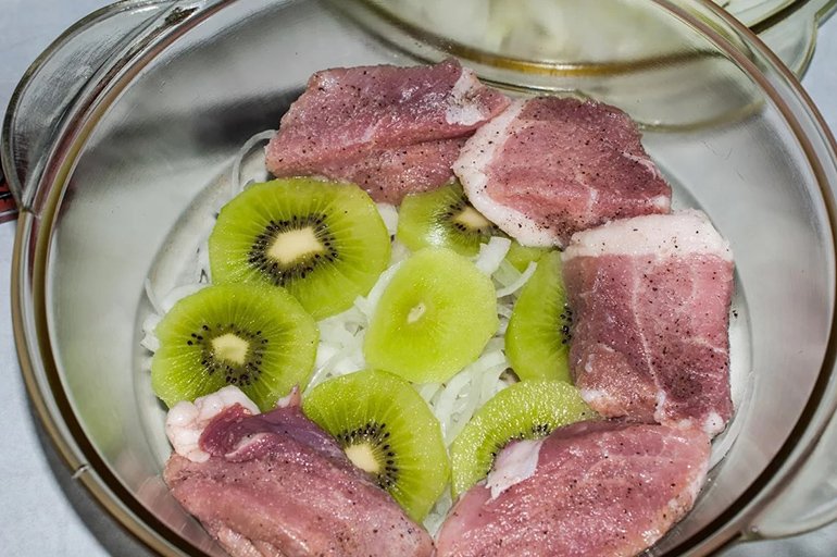 Шашлык, маринованный в киви