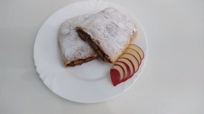 Пирог из слоеного теста с яблоками в духовке