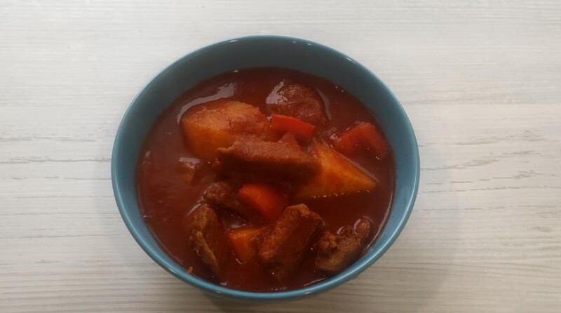 Тушеная говядина с помидорами и перцем