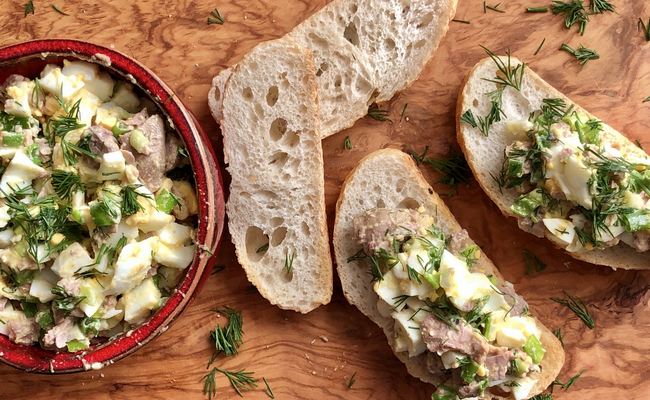 Приготовление бутербродов с маринованным огурцом и печенью трески