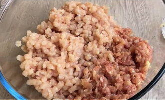 Возьмите куриное мясо и промойте его под теплой проточной водой. Перенесите на бумажное полотенце и хорошо вытрите. Совет: Внимательно осмотрите мясо. Некоторые кусочки влажного бумажного полотенца могут прилипнуть к нему. Снимите мясо с кости, удалив лишнюю кожу. Измельчите оба куска через мясорубку в миску.
