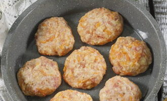 Смажьте форму для выпечки растительным маслом. Окуните руки в воду и сформируйте круглые котлеты и положите их в блюдо.