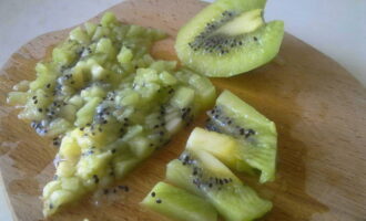 Вымойте киви, очистите и нарежьте небольшими кусочками.