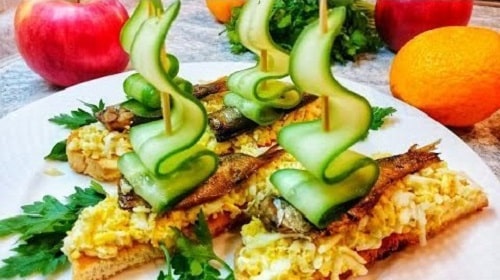Бутерброды со шпротами и огурцами