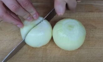 Измельчите лук после очистки также с помощью мясорубки или блендера.