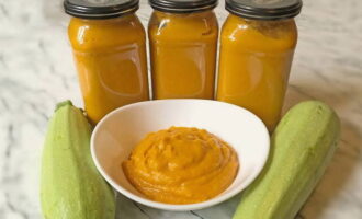 Разложите готовый продукт в предварительно простерилизованные банки и закройте крышками. Поставьте банки с консервированной горячей икрой вверх дном в теплое место, накройте полотенцем или одеялом и оставьте остывать. Затем продукт можно хранить в погребе или кладовой.
