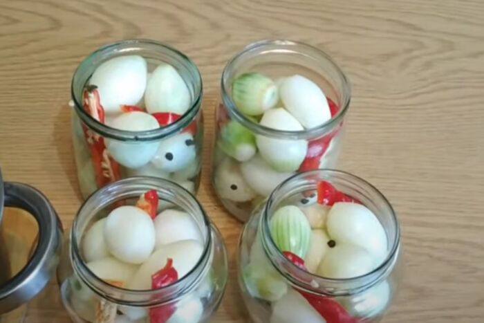 Банки с маринованным луком на зиму
