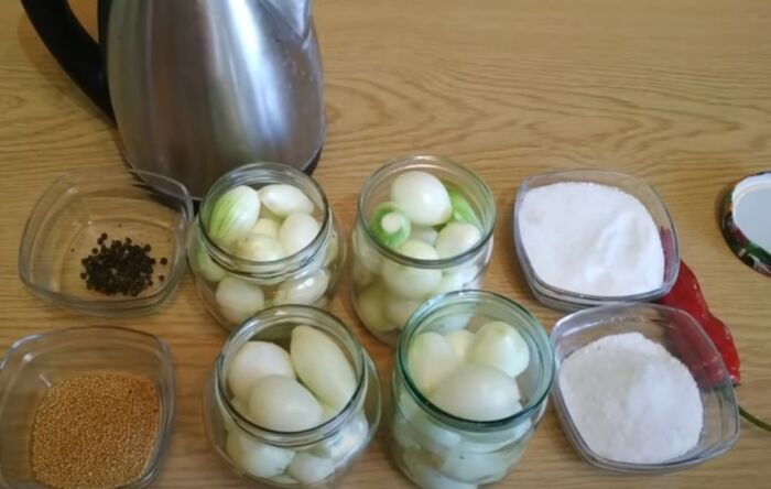 Ингредиенты для маринованного лука на зиму
