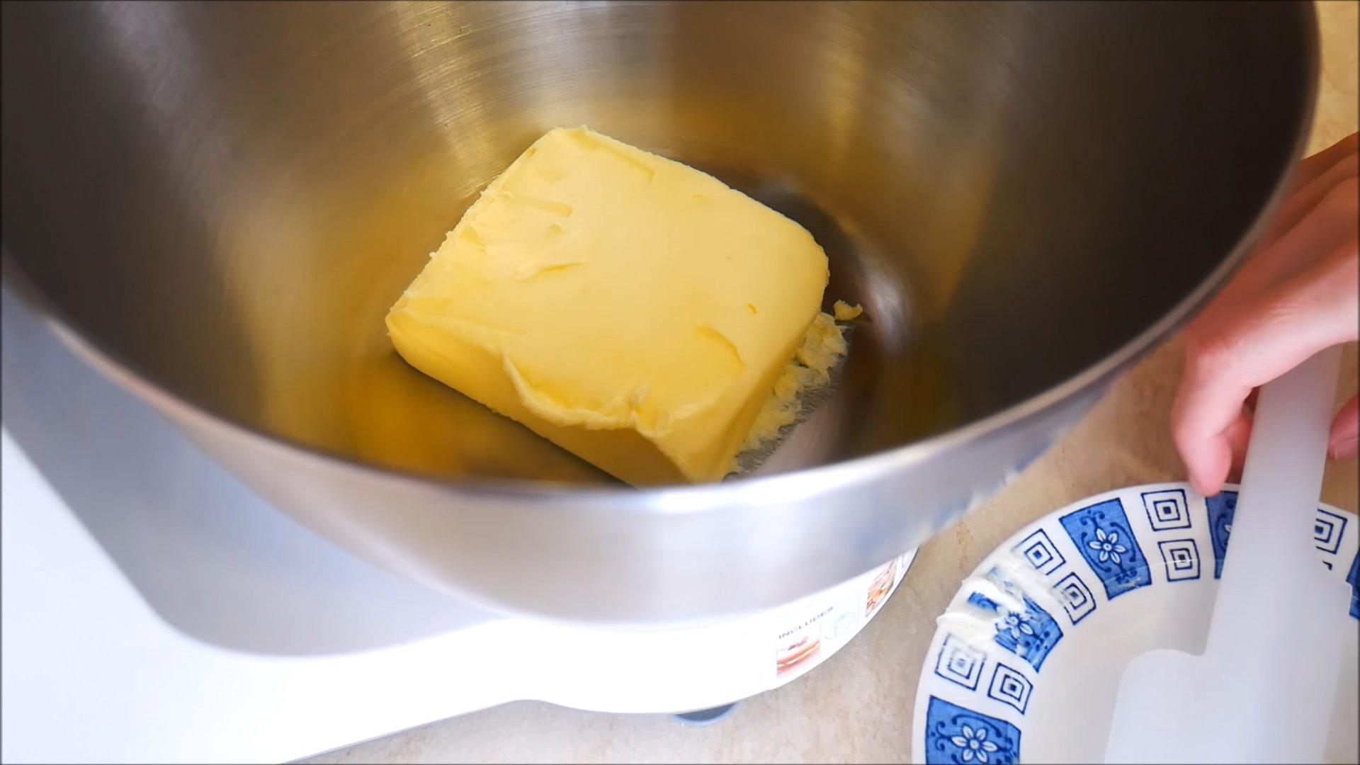 Рецепт - Наполеон со сгущенкой и сливочным маслом - Шаг 2.