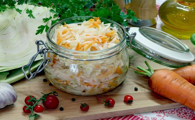 Квашеная капуста с морковью и чесноком в полуторачасовом горячем маринаде с уксусом и сахаром