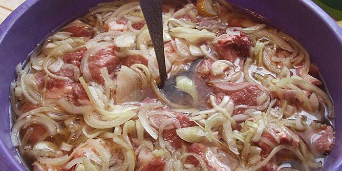Свиные отбивные, маринованные в луке и уксусе