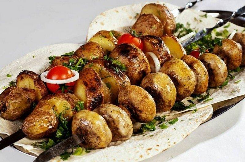 Вкусный рецепт грибного шашлыка на шпажках - обязательный атрибут для любителей сытных блюд.