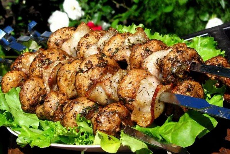 Обернутые беконом грибы на гриле - достойные конкуренты даже для мясного шашлыка
