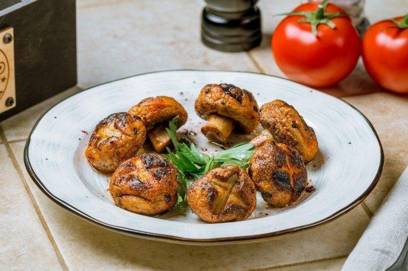Грибы в томатном соусе на барбекю - вкусная закуска, которая хорошо сочетается с летними овощами