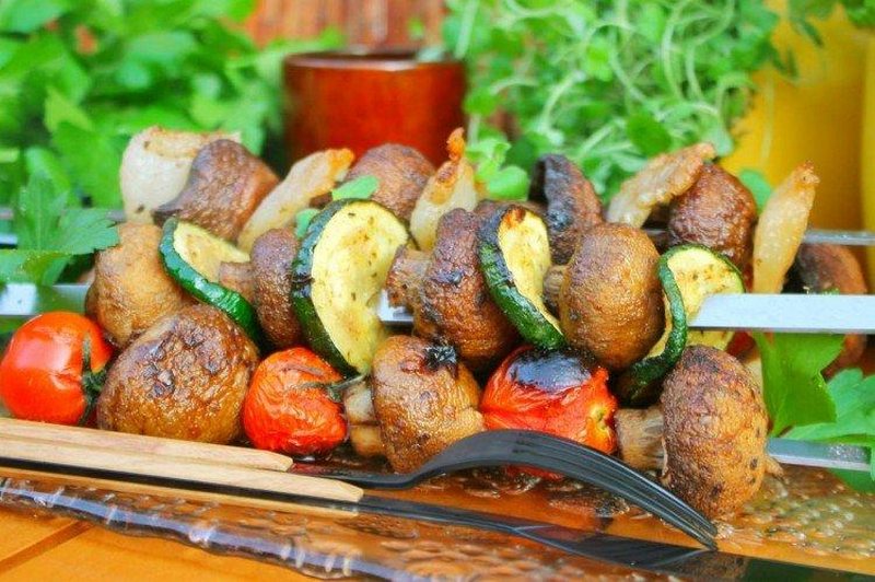 Шашлык из свежих грибов и овощей - вкусная закуска для пикника