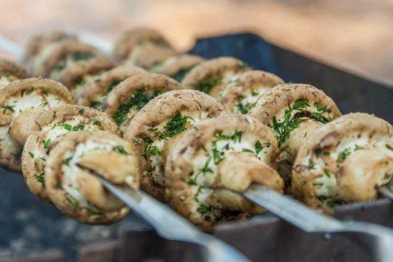 Ароматные и вкусные грибы с лимонным соком и травами