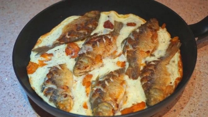 Бретонский карп, жаренный на сковороде со сметаной