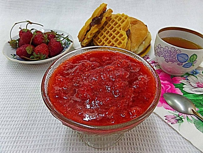 Клубника с сахаром на зиму без варки: пюре с помощью блендера и целиком (хранить в морозилке). Клубника, сваренная и перетертая с сахаром для быстрого приготовления джема