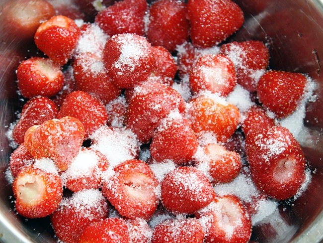 Клубника с сахаром на зиму без варки: пюре в блендере и целиком (хранить в морозилке). Клубника, сваренная с сахаром в пятиминутном варенье