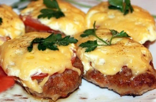 Куриные котлеты с сыром и помидорами